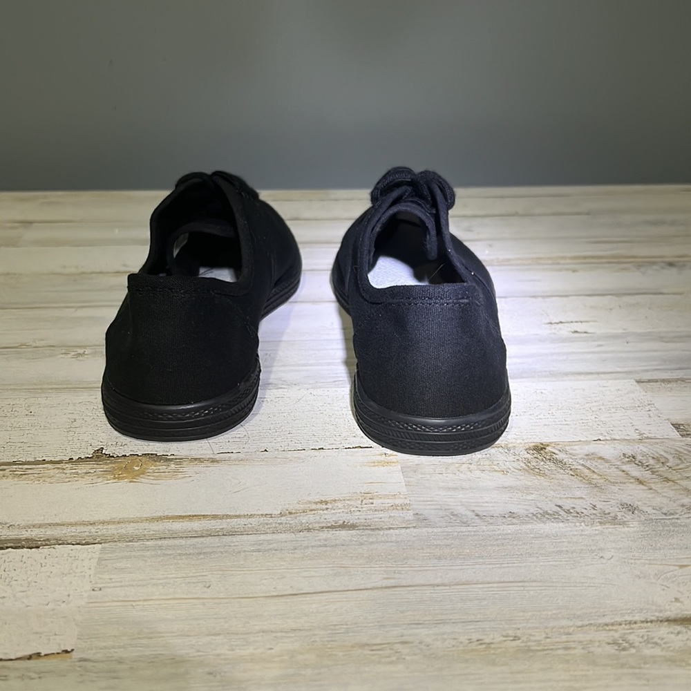 Universal Thread Size 9 Sneaker - Picture 4 of 5